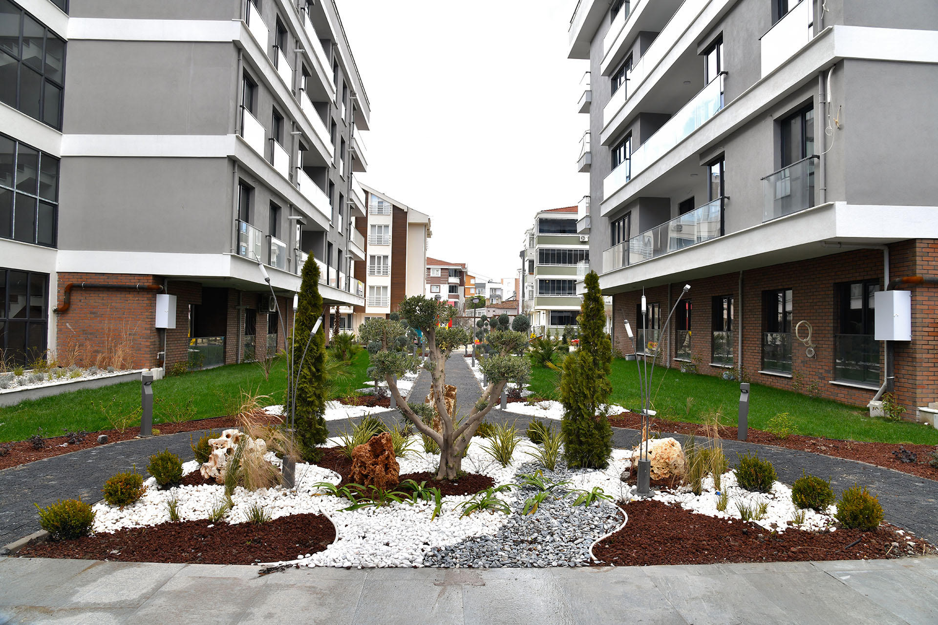 Peyzaj Uygulamaları ve Bahçe Bakımları